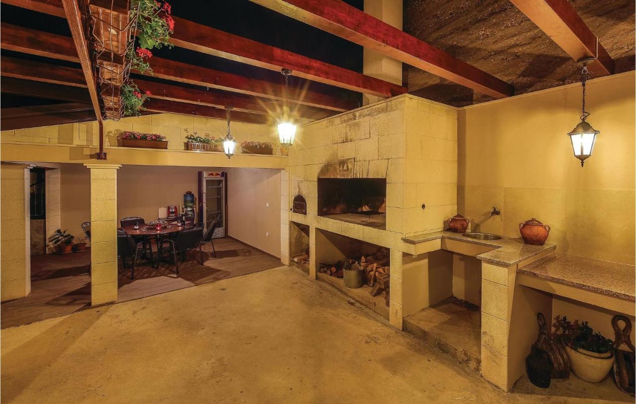 1 Bedroom Stunning Apartment In Kastel Gomilica Kaštela Екстериор снимка