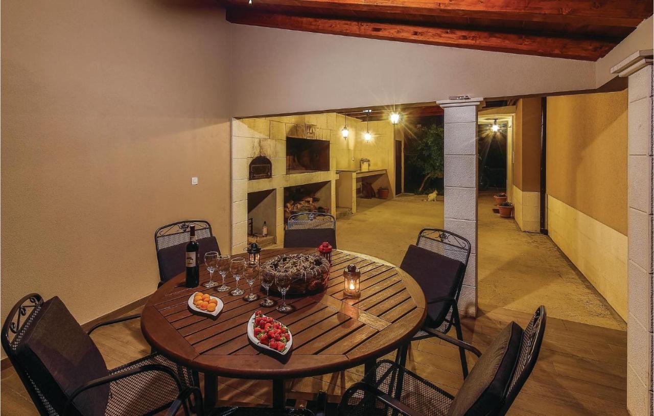 1 Bedroom Stunning Apartment In Kastel Gomilica Kaštela Екстериор снимка
