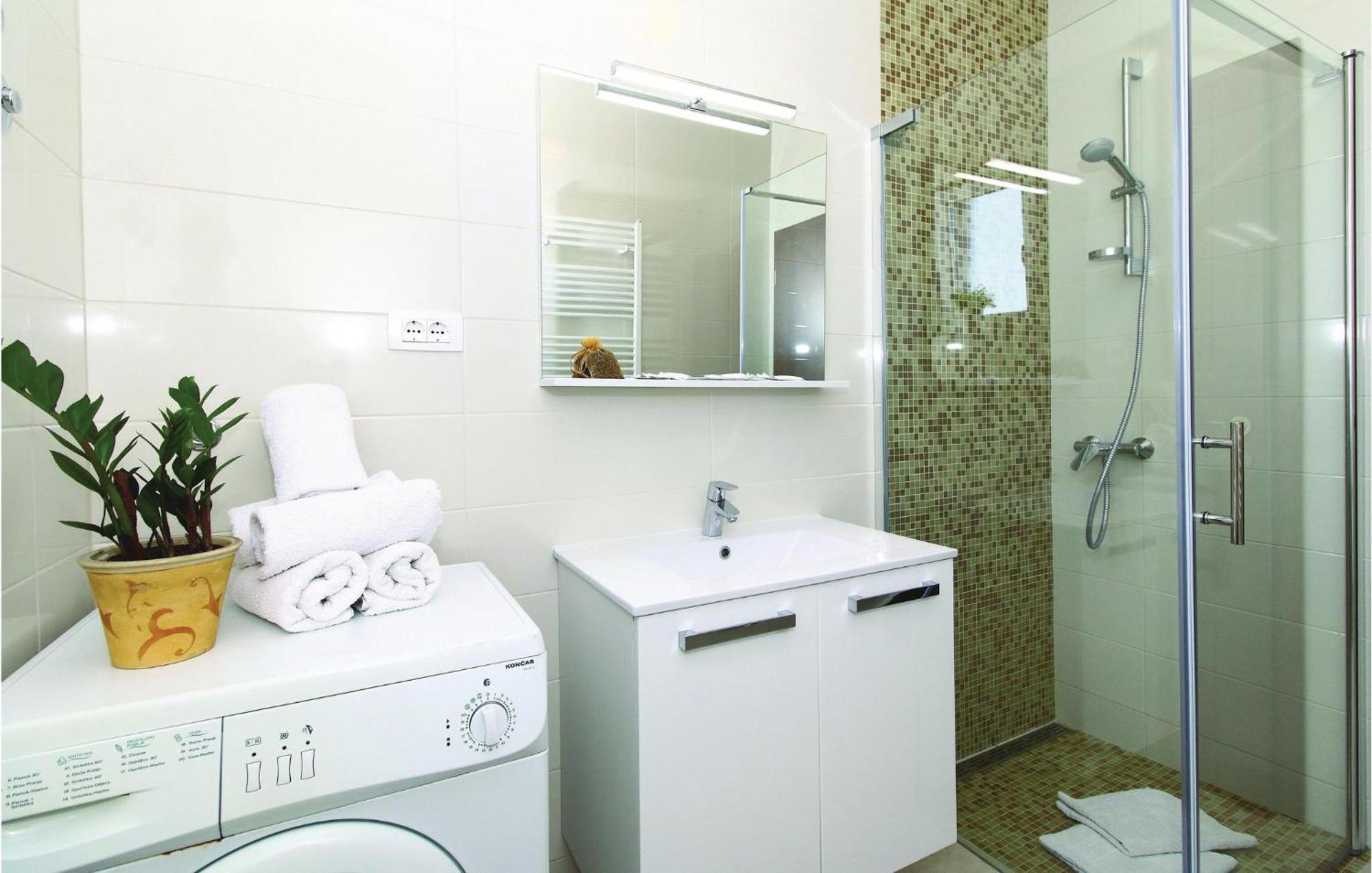 1 Bedroom Stunning Apartment In Kastel Gomilica Kaštela Екстериор снимка